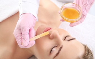 
                Sessão de Depilação a Cera: Sobrancelhas + Buço por 9,90€ na Amadora!
            