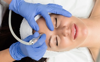
                Rosto Rejuvenescido: 3 Sessões de Radiofrequência Facial por 49€ em São Domingos de Rana!
            