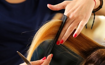 
                Corte + Hidratação + Brushing para Cabelos Curtos por 15€ nas Laranjeiras!
            