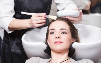 
                Coloração de Raiz + Hidratação + Brushing para Cabelos Curtos e Médios por 39€ em Roma-Areeiro!
            