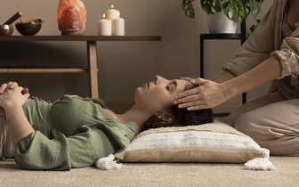 Massagem de Relaxamento + Sessão de Reiki por 39,90€ em Queijas!