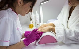 Manicure e Pedicure Completas com Aplicação de Verniz Gel por 25€ em Algés!